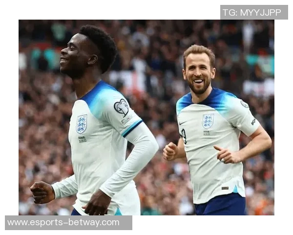 一场足球比赛中多名球星闪耀登场 展现精湛技艺与团队精神 一场足球比赛中多名球星闪耀登场 展现精湛技艺与团队精神