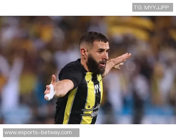 揭秘足坛最美球星太太们背后的故事与她们如何影响巨星人生